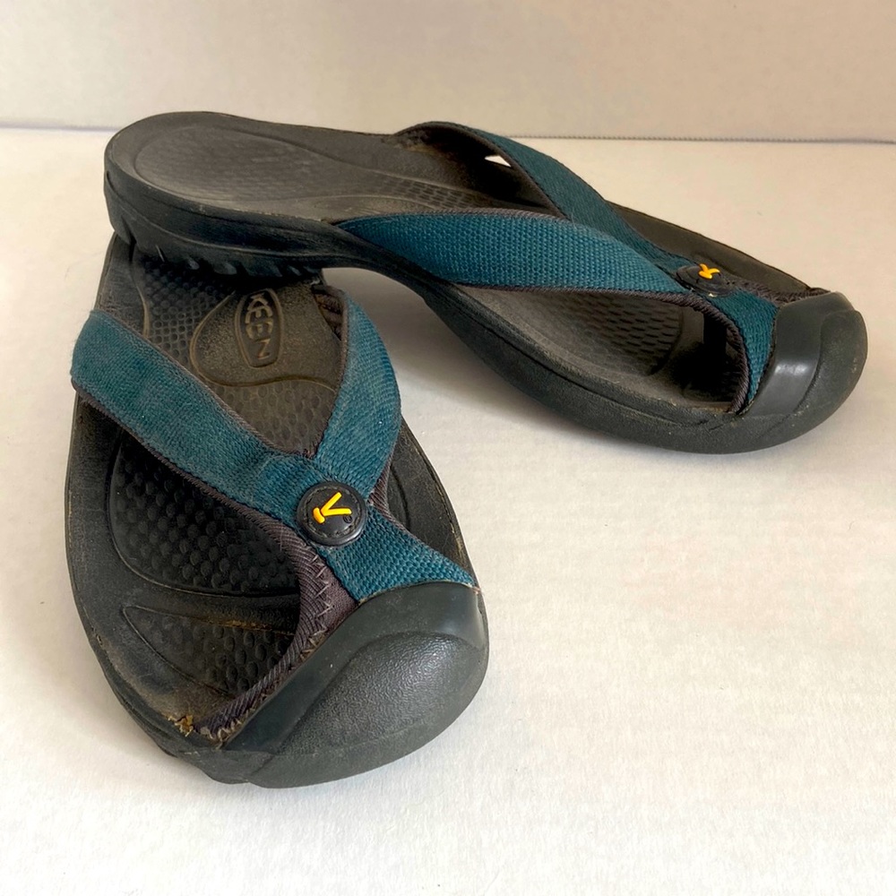 Keen flip flop/thong with toe bumper. Size 8, teal blue
